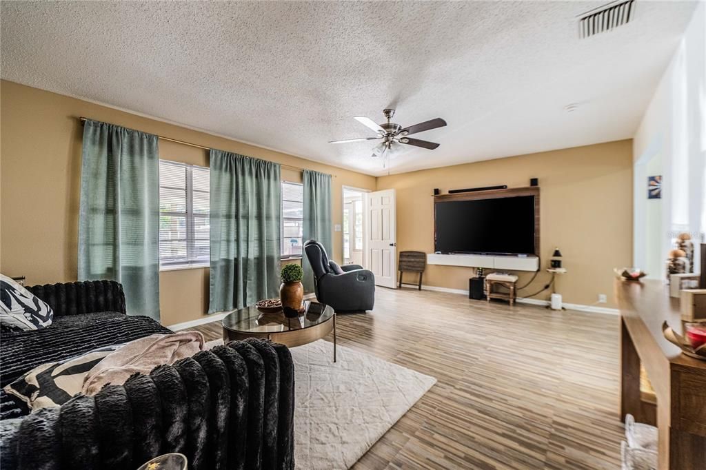 For Sale: $210,000 (2 beds, 2 baths, 1242 Square Feet)