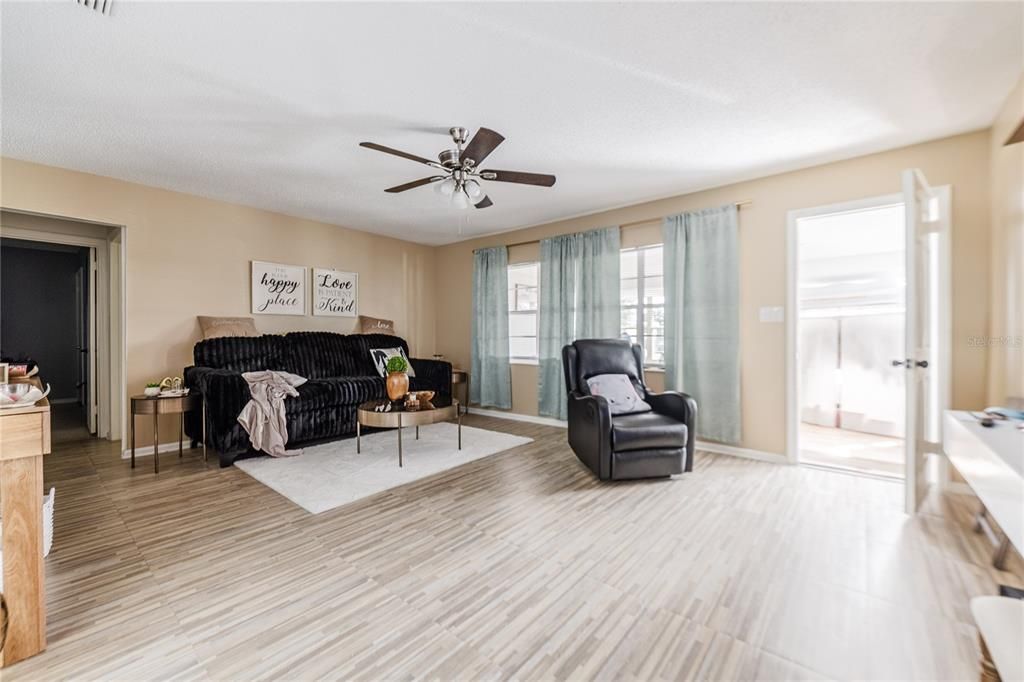 For Sale: $210,000 (2 beds, 2 baths, 1242 Square Feet)