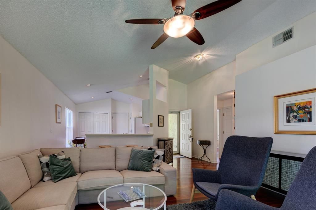 For Rent: $1,750 (2 beds, 2 baths, 1049 Square Feet)
