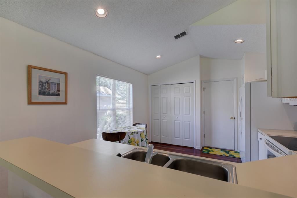 For Rent: $1,750 (2 beds, 2 baths, 1049 Square Feet)