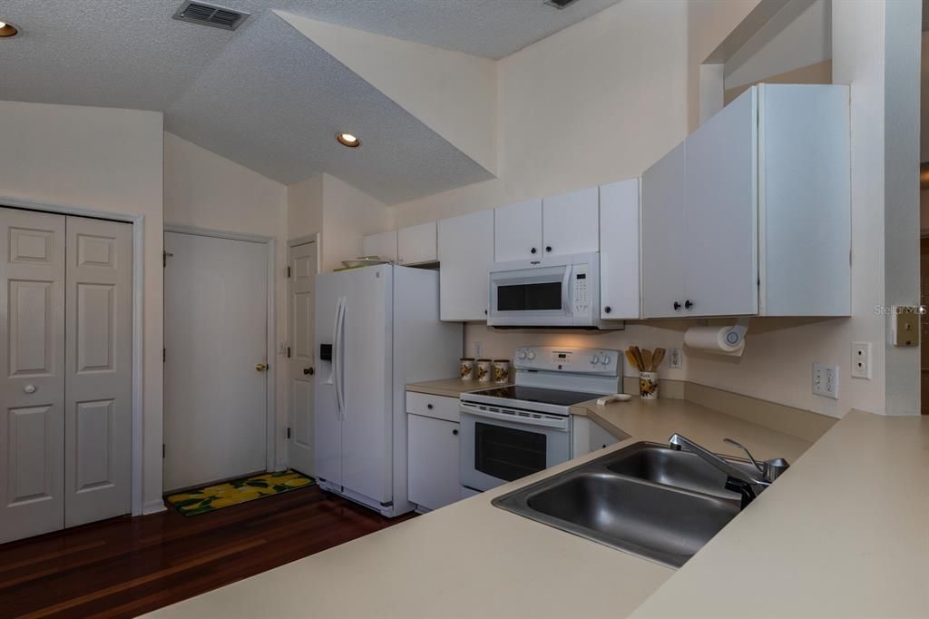For Rent: $1,750 (2 beds, 2 baths, 1049 Square Feet)