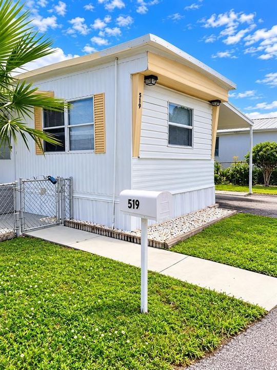 For Sale: $90,000 (2 beds, 1 baths, 720 Square Feet)