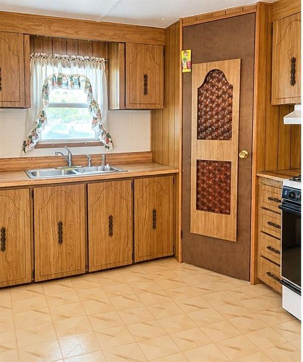 For Sale: $90,000 (2 beds, 1 baths, 720 Square Feet)