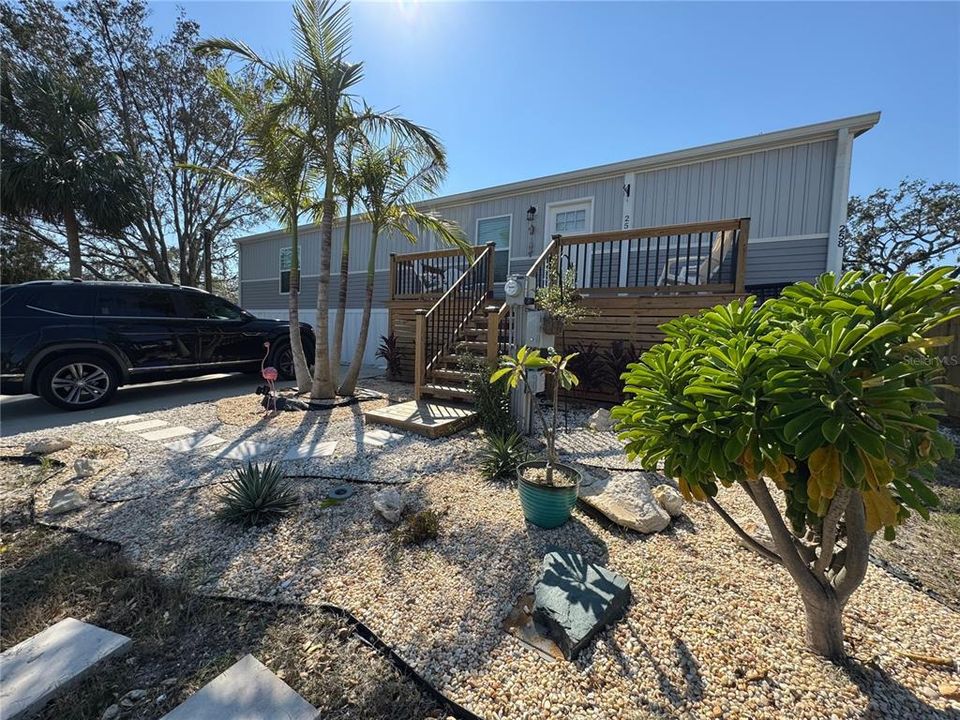 For Sale: $399,999 (2 beds, 2 baths, 896 Square Feet)