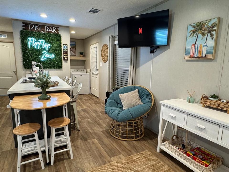 For Sale: $399,999 (2 beds, 2 baths, 896 Square Feet)