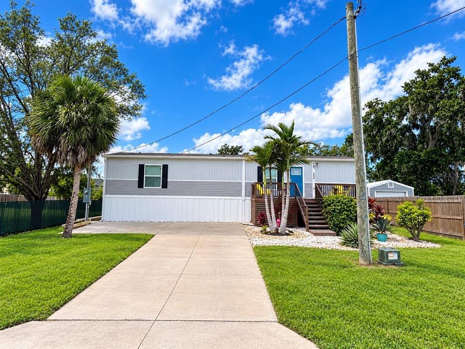 For Sale: $399,999 (2 beds, 2 baths, 896 Square Feet)