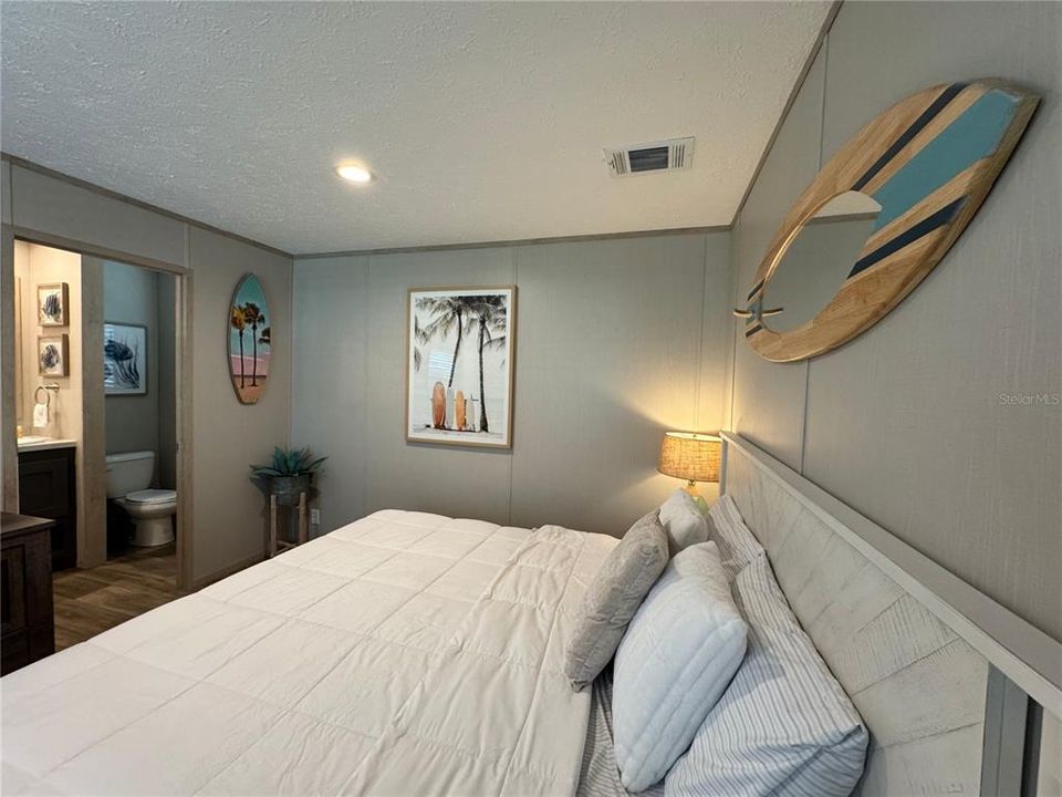 For Sale: $399,999 (2 beds, 2 baths, 896 Square Feet)