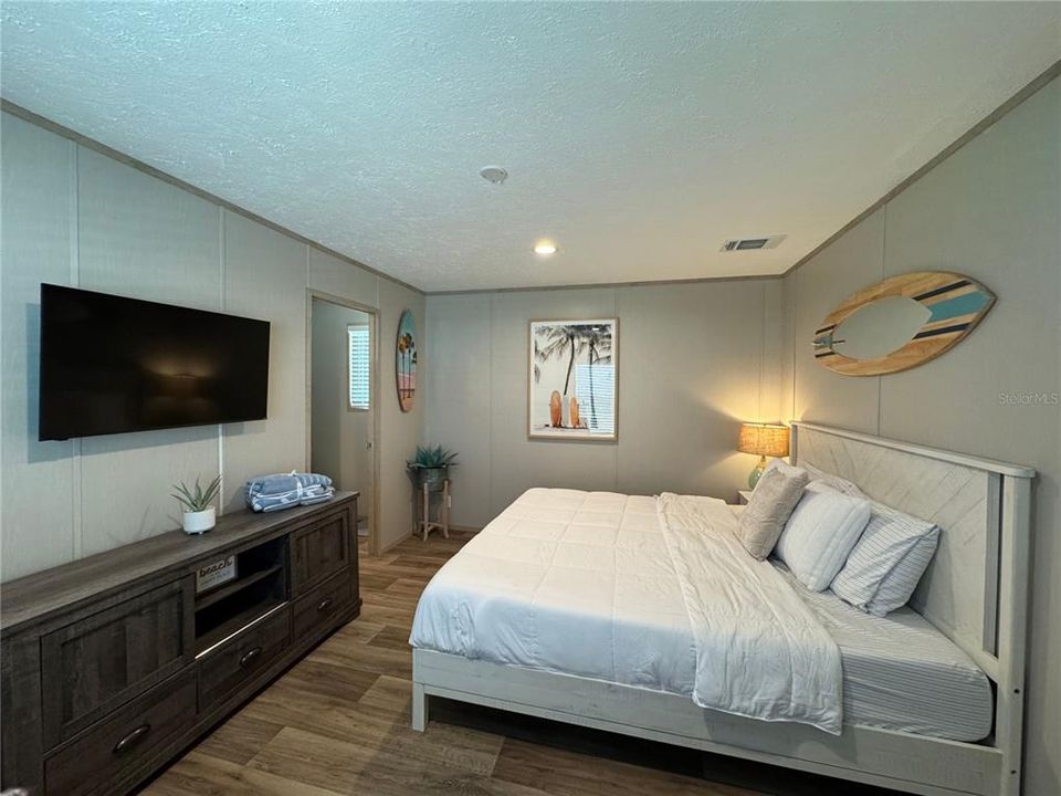 For Sale: $399,999 (2 beds, 2 baths, 896 Square Feet)
