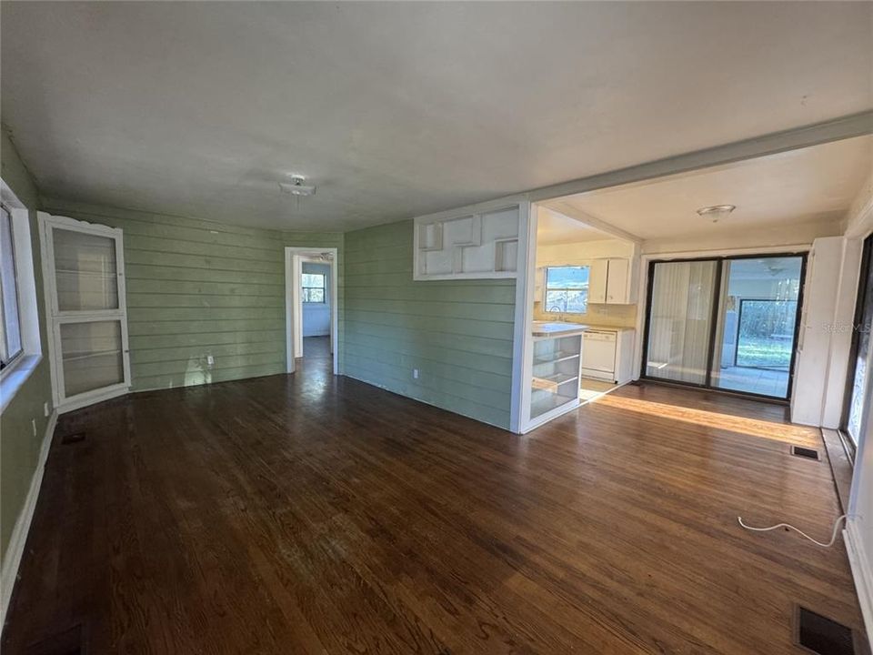 For Rent: $1,095 (3 beds, 1 baths, 902 Square Feet)
