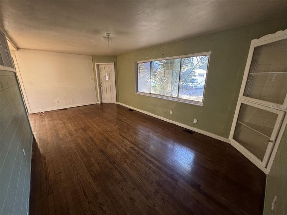 For Rent: $1,095 (3 beds, 1 baths, 902 Square Feet)