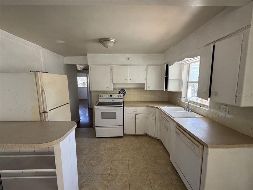 For Rent: $1,095 (3 beds, 1 baths, 902 Square Feet)