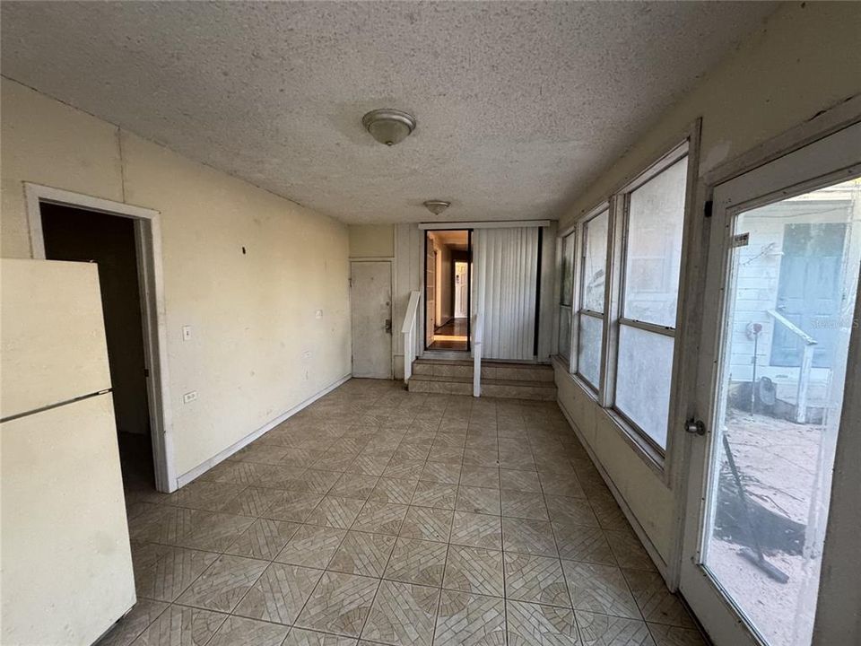 For Rent: $1,095 (3 beds, 1 baths, 902 Square Feet)
