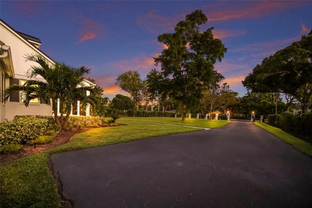 For Sale: $1,995,000 (4 beds, 2 baths, 3271 Square Feet)