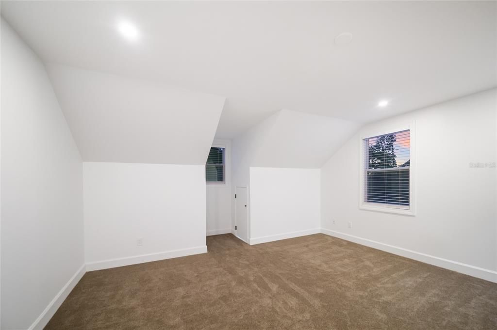 For Sale: $1,995,000 (4 beds, 2 baths, 3271 Square Feet)