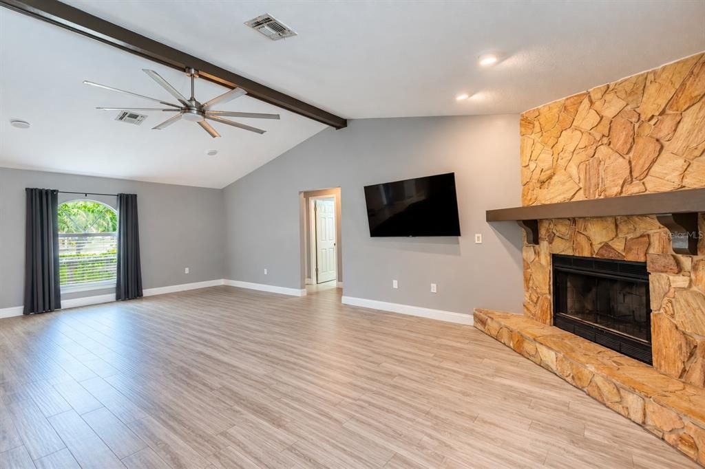 Active With Contract: $425,000 (3 beds, 3 baths, 1824 Square Feet)