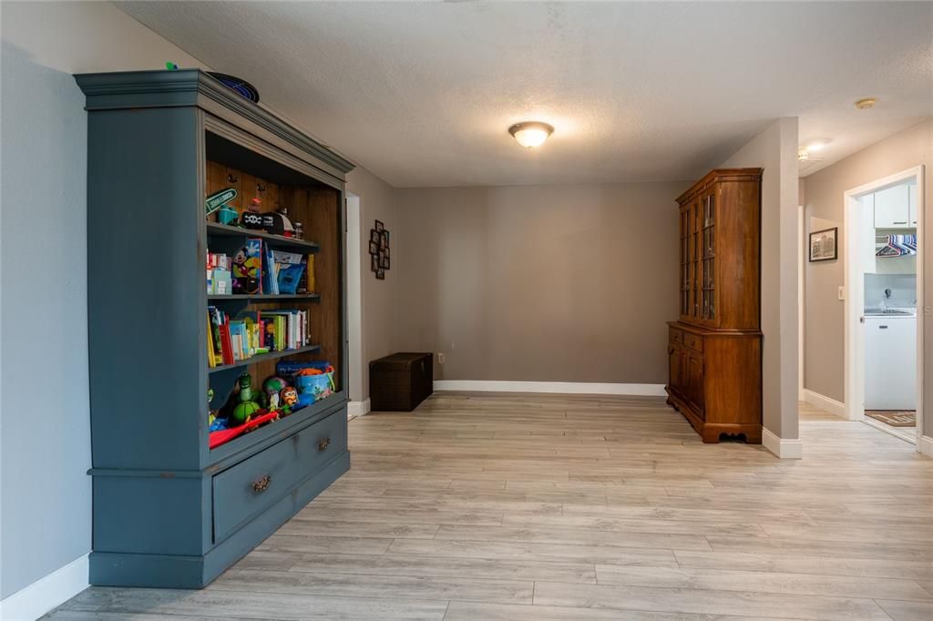 Active With Contract: $425,000 (3 beds, 3 baths, 1824 Square Feet)