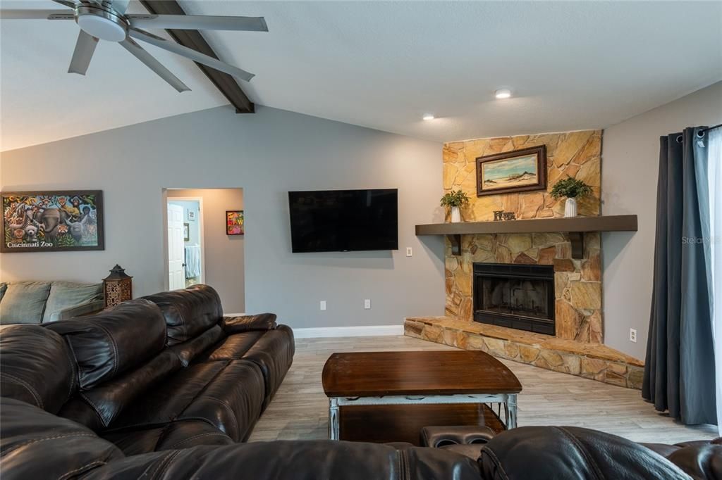 Active With Contract: $425,000 (3 beds, 3 baths, 1824 Square Feet)