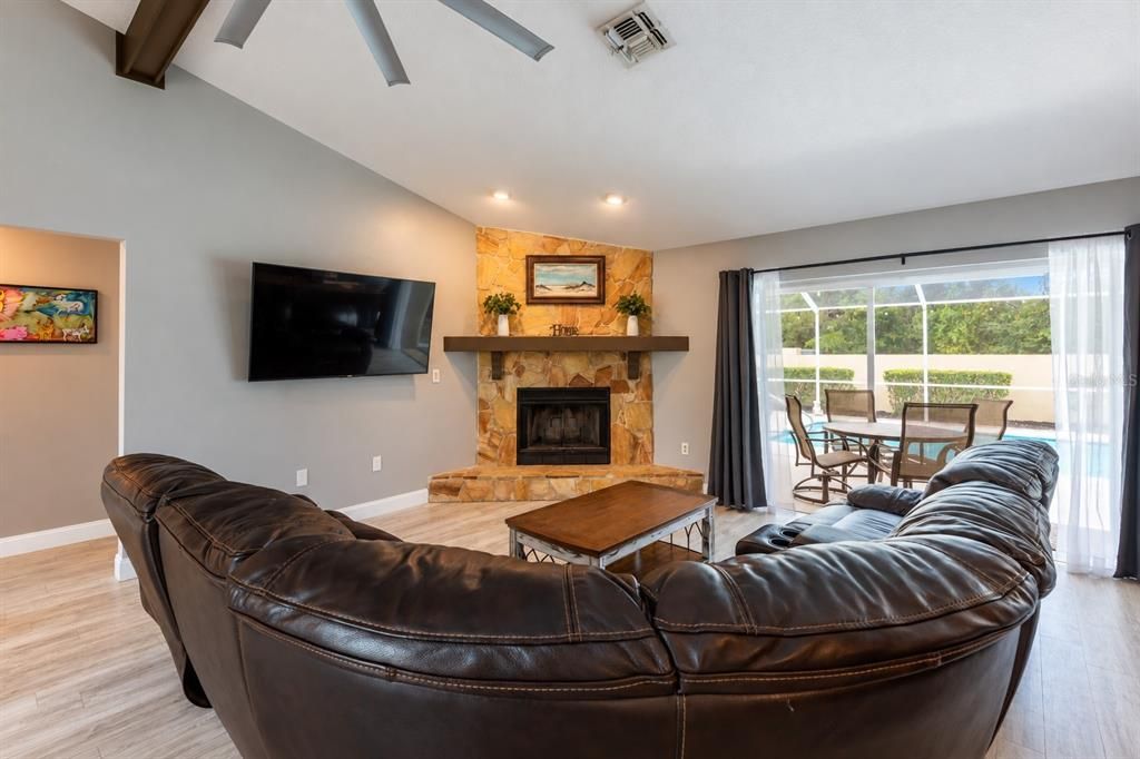 Active With Contract: $425,000 (3 beds, 3 baths, 1824 Square Feet)
