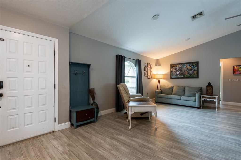 Active With Contract: $425,000 (3 beds, 3 baths, 1824 Square Feet)