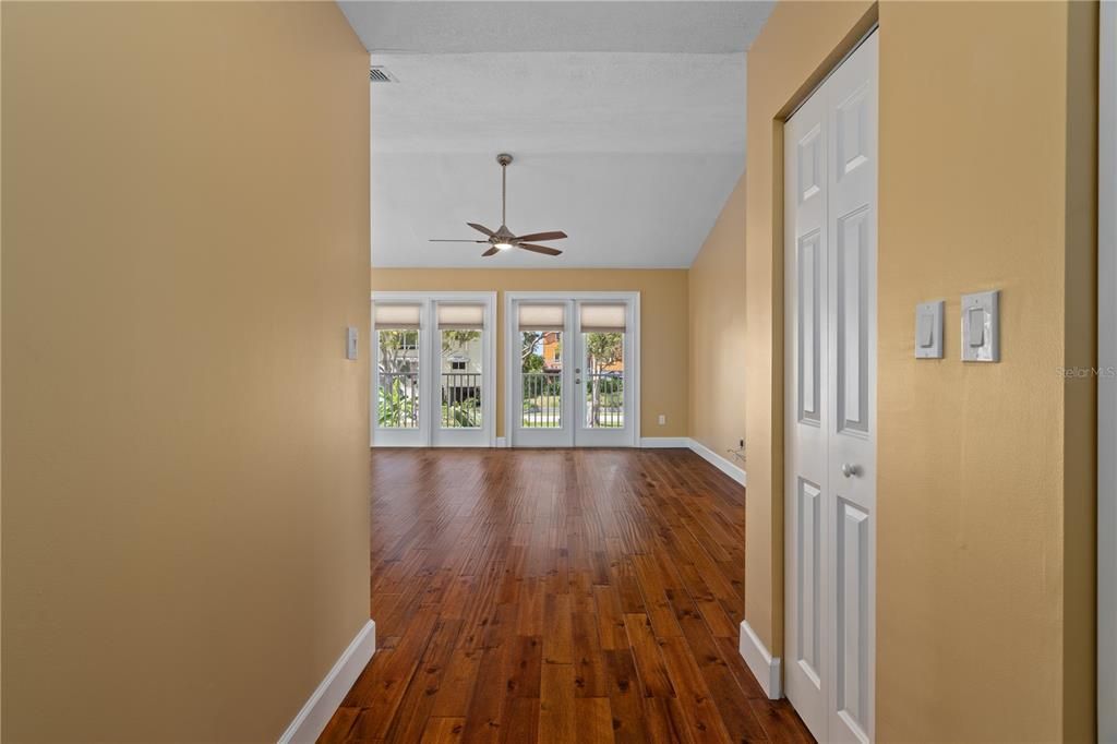 For Sale: $524,900 (2 beds, 2 baths, 1194 Square Feet)