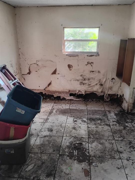For Sale: $90,000 (2 beds, 1 baths, 720 Square Feet)