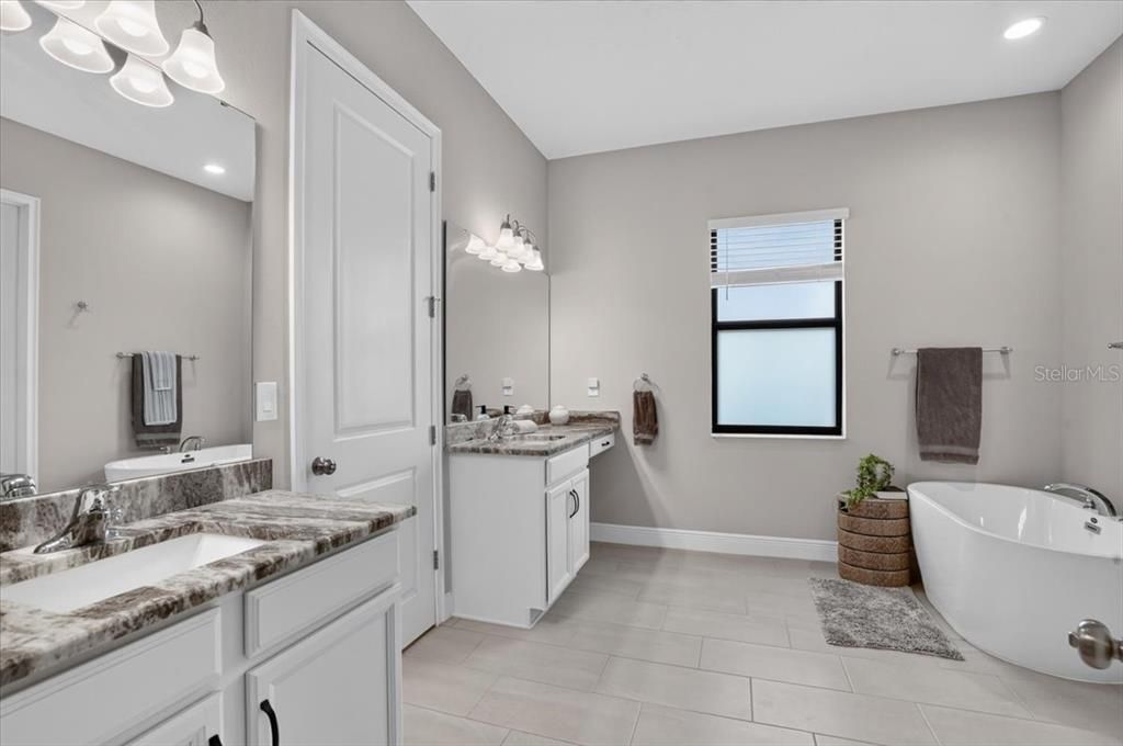 For Sale: $765,000 (4 beds, 3 baths, 2800 Square Feet)