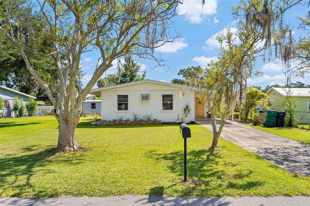 For Sale: $210,000 (2 beds, 1 baths, 720 Square Feet)