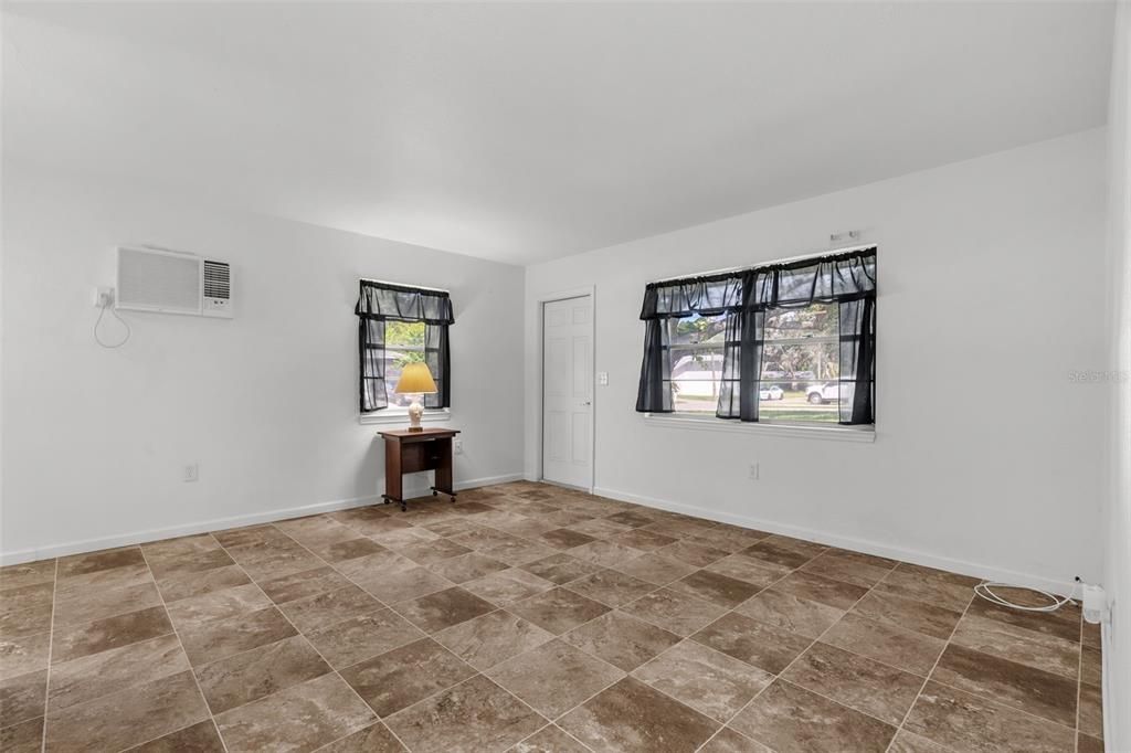 For Sale: $210,000 (2 beds, 1 baths, 720 Square Feet)