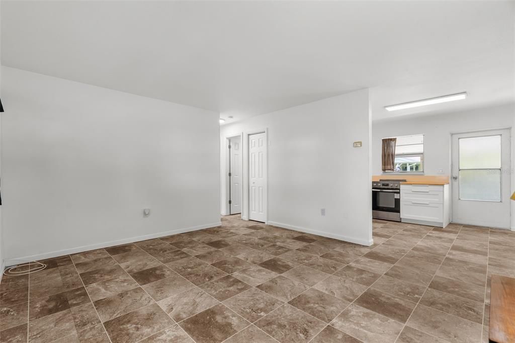 For Sale: $210,000 (2 beds, 1 baths, 720 Square Feet)