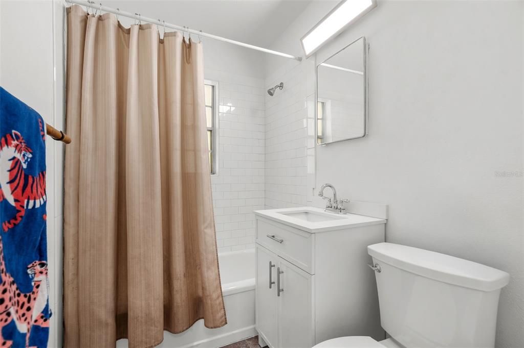 For Sale: $210,000 (2 beds, 1 baths, 720 Square Feet)