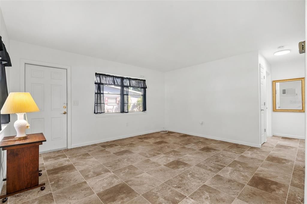 For Sale: $210,000 (2 beds, 1 baths, 720 Square Feet)