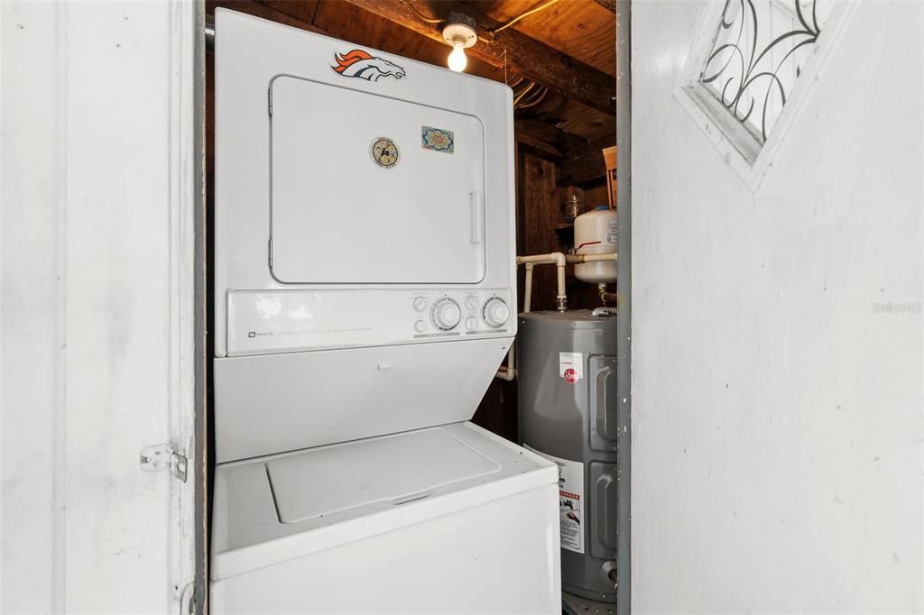 For Sale: $210,000 (2 beds, 1 baths, 720 Square Feet)