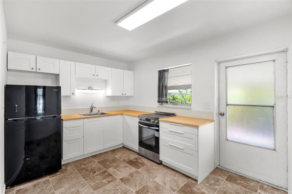For Sale: $210,000 (2 beds, 1 baths, 720 Square Feet)