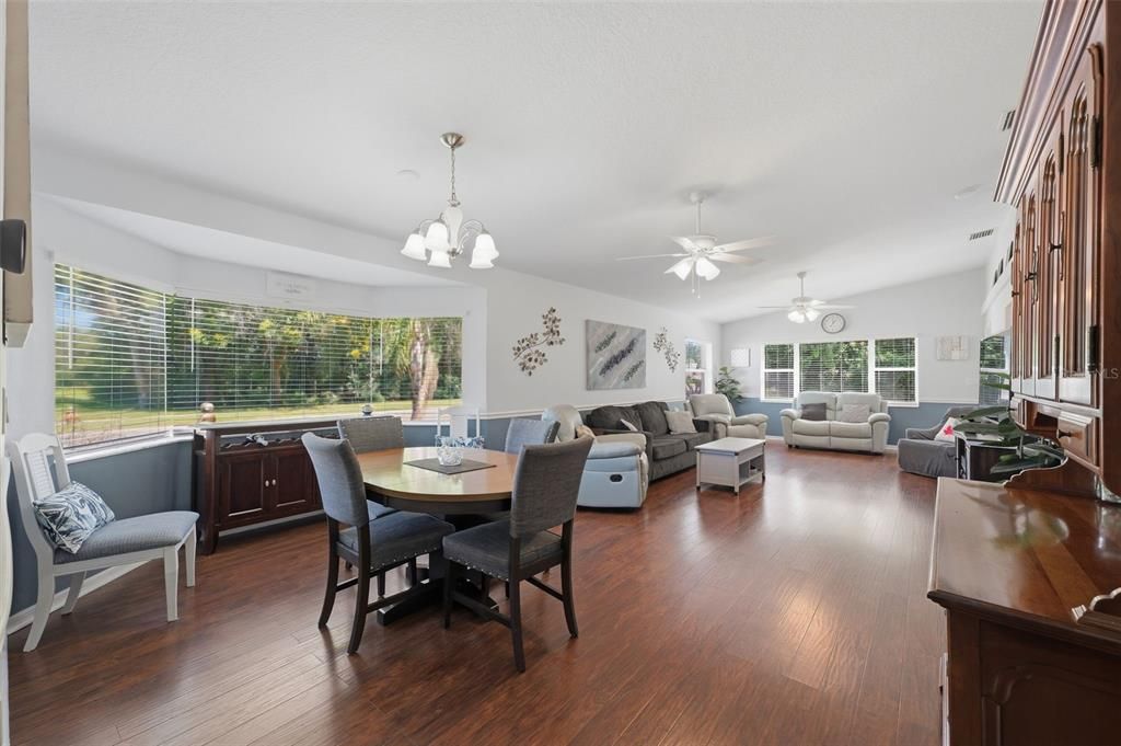 На продажу: $255,999 (2 спален, 2 ванн, 1228 Квадратных фут)