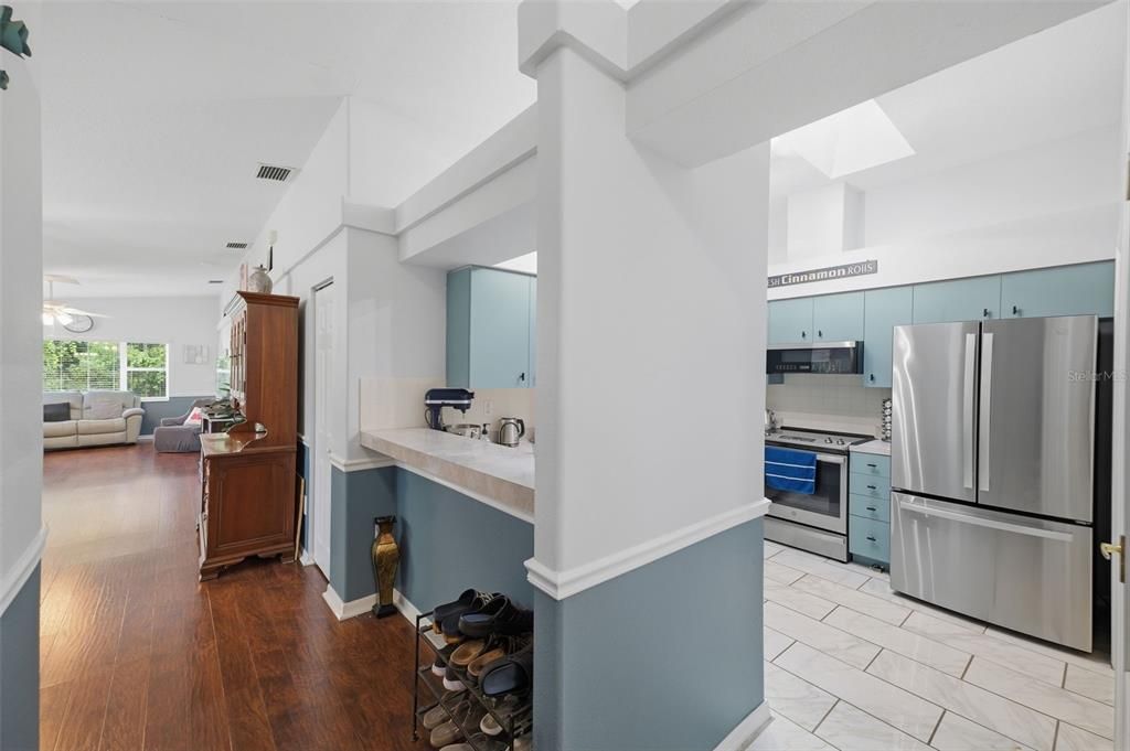 На продажу: $255,999 (2 спален, 2 ванн, 1228 Квадратных фут)