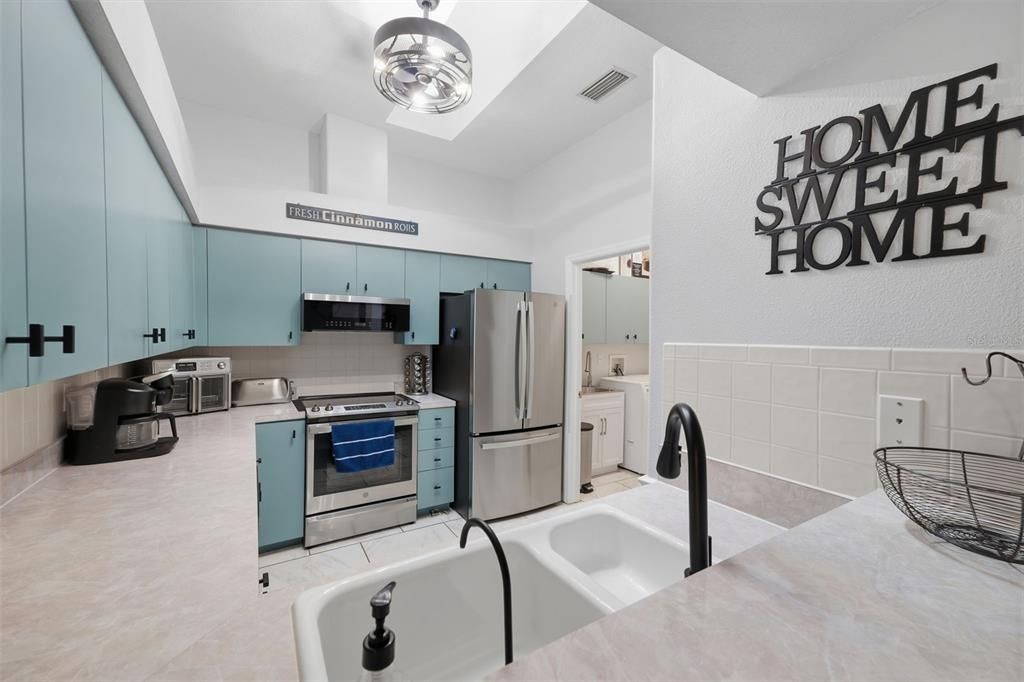 На продажу: $255,999 (2 спален, 2 ванн, 1228 Квадратных фут)