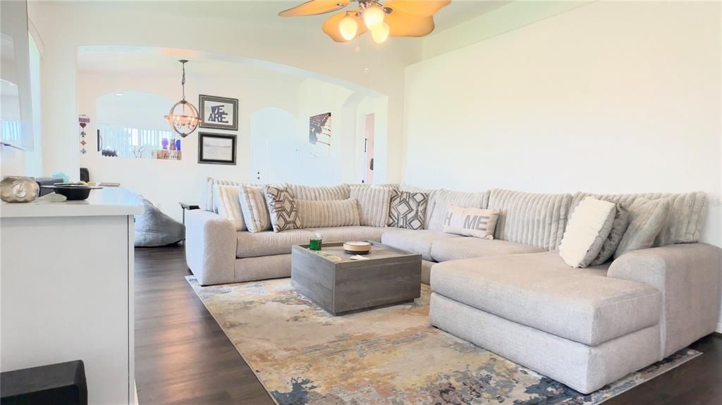For Sale: $199,900 (3 beds, 2 baths, 1136 Square Feet)