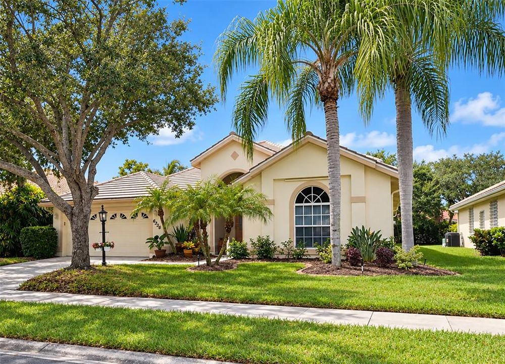 For Sale: $674,000 (4 beds, 2 baths, 2638 Square Feet)