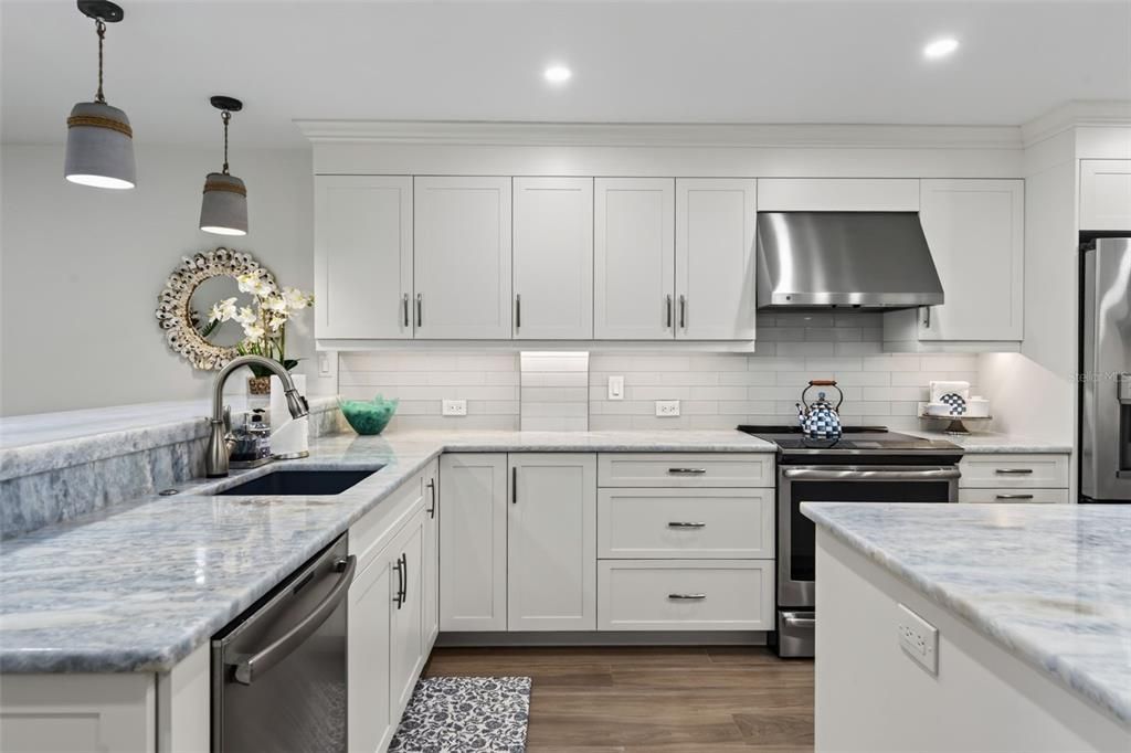 For Sale: $1,090,000 (2 beds, 2 baths, 1217 Square Feet)