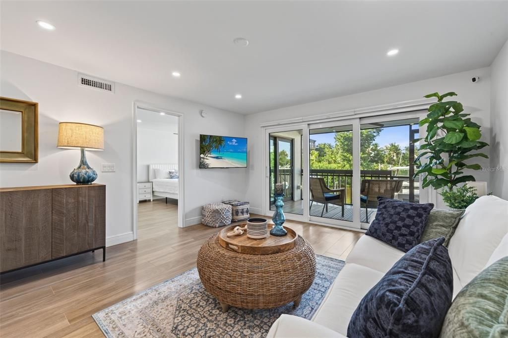 For Sale: $1,090,000 (2 beds, 2 baths, 1217 Square Feet)