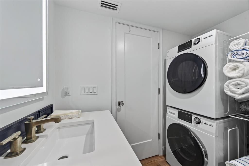 For Sale: $1,090,000 (2 beds, 2 baths, 1217 Square Feet)