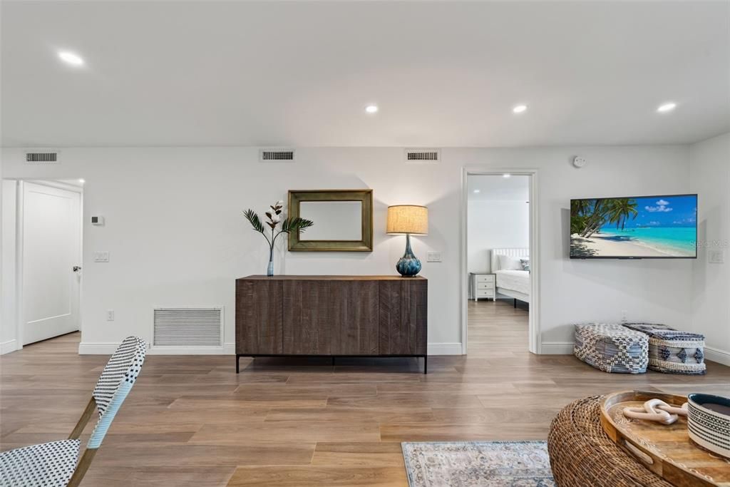 For Sale: $1,090,000 (2 beds, 2 baths, 1217 Square Feet)