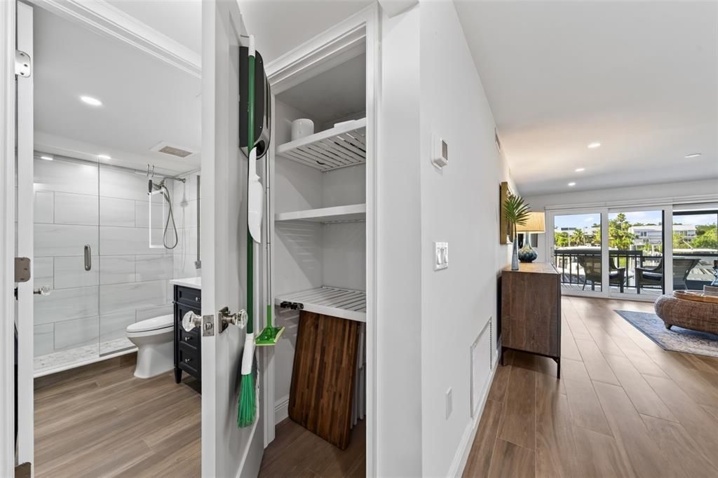 For Sale: $1,090,000 (2 beds, 2 baths, 1217 Square Feet)