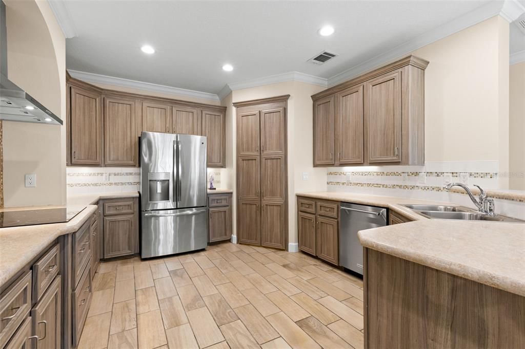 For Sale: $450,000 (2 beds, 2 baths, 2358 Square Feet)