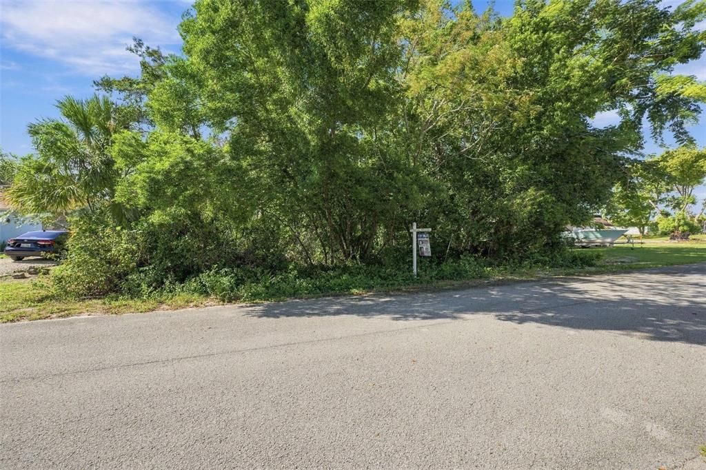 На продажу: $60,000 (0.23 acres)