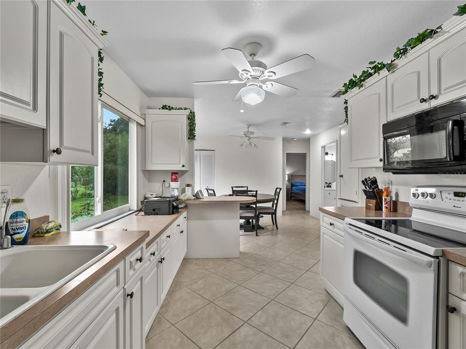 For Sale: $185,000 (2 beds, 2 baths, 912 Square Feet)