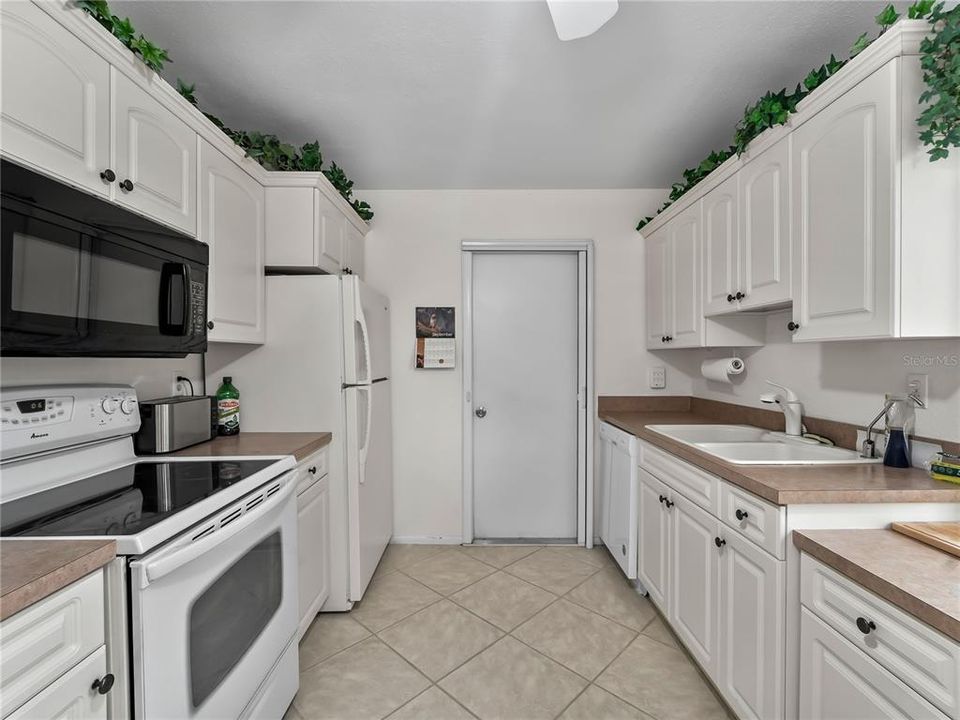 For Sale: $185,000 (2 beds, 2 baths, 912 Square Feet)