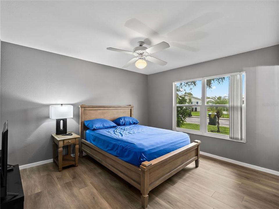 For Sale: $185,000 (2 beds, 2 baths, 912 Square Feet)