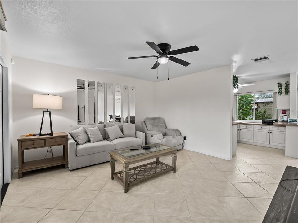 For Sale: $185,000 (2 beds, 2 baths, 912 Square Feet)