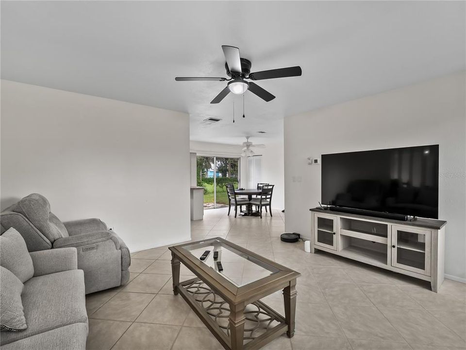 For Sale: $185,000 (2 beds, 2 baths, 912 Square Feet)